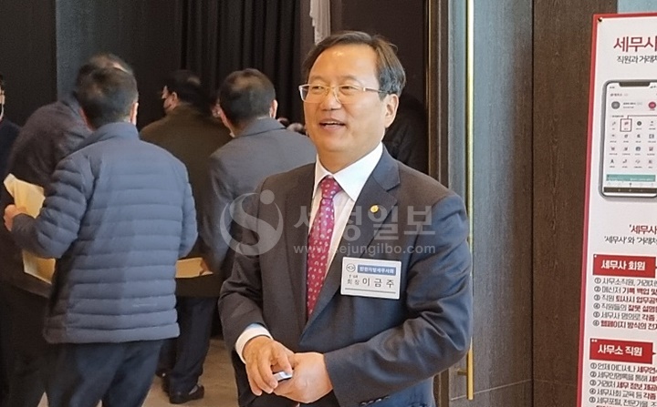 이금주 초대 인천지방세무사회장이 대전지방세무사회 회원들과 인사를 나누기 위해 대기하고 있다.