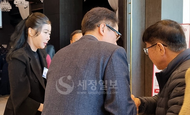 곽장미 전 세무사고시회장과 유영조 중부지방세무사회장이 대전지방세무사회 회원들과 악수를 나누고 있다.