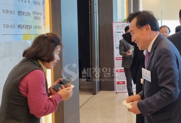 김상철 전 한국세무사회 윤리위원장이 대전세무사회 회원들과 인사를 나누고 있다.