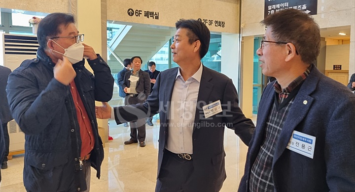 대전지방세무사회 회원들과 인사를 나누는 대전지방세무사회 안상규 부회장과 전용근 부회장.