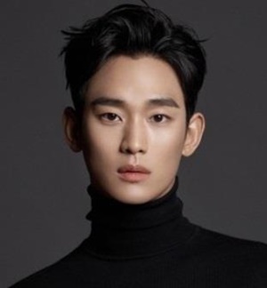 배우 김수현 