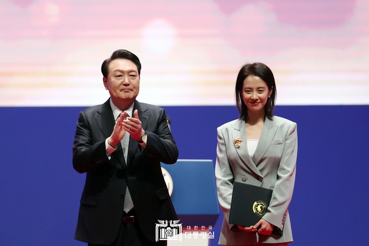 송지효 배우가 윤석열 대통령으로부터 모범납세자 표창을 받고 있다. [대통령실 제공]