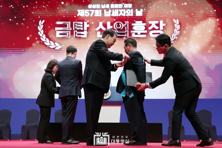 윤석열 대통령이 주식회사 쌍곰 이덕한 대표이사에게 금탑 산업훈장을 수여하고 있다. [대통령실 제공]