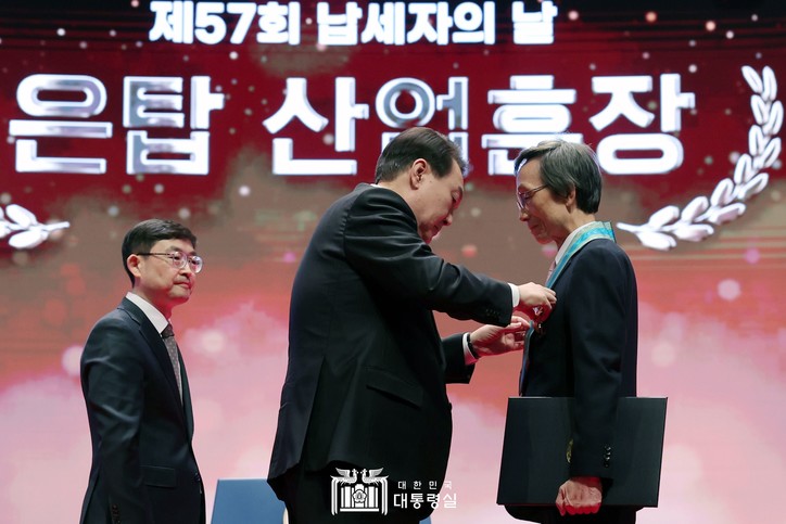 윤석열 대통령이 주식회사 국보디자인 황창연 대표이사에게 은탑 산업훈장을 수여하고 있다. [대통령실 제공]