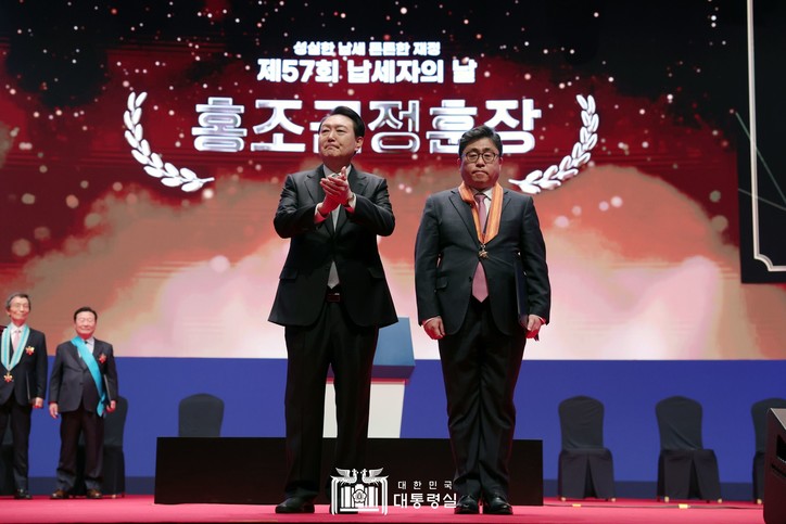 박훈 서울시립대 교수가 윤석열 대통령으로부터 홍조근정훈장을 받았다. [대통령실 제공]