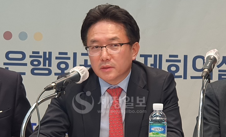 신승근 참여연대 조세재정개혁센터 실행위원이 의견을 발표하고 있다.