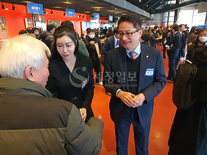 6월 차기 세무사회장 선거에 나설 것으로 예상되는 유영조 중부세무사회장이 연대부회장 후보로 낙점한 곽장미 세무사(전 세무사고시회장)와 함께  지난 2월 서울세무사회 교육장에서 회원들에게 함께 인사하고 있다.