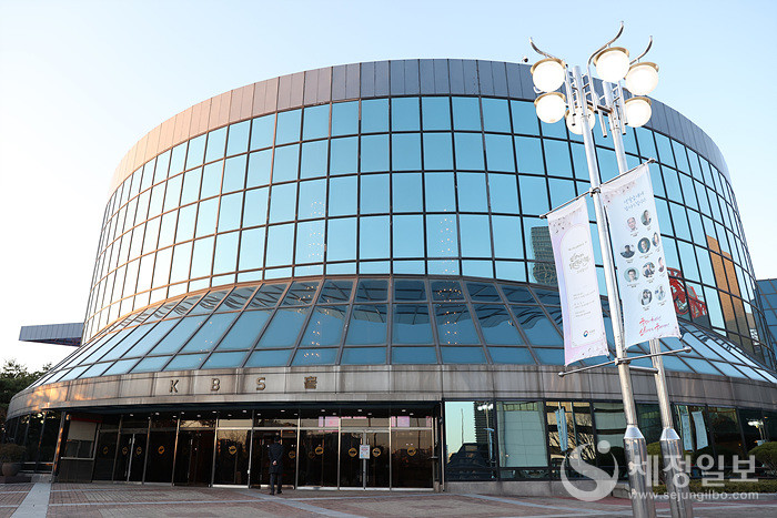 KBS홀 광장에 설치된 현수막. [국세청 제공]