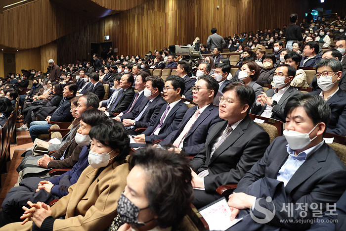 국세청은 모범납세자가 자긍심을 가질 수 있도록 '모범납세자와 함께하는 KBS 열린음악회'를 개최했다. 사전 녹화된 KBS열린음악회는 지난 26일(일) 18시 KBS1TV 방송됐다. [국세청 제공]