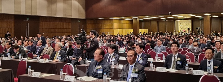 전현직 관세청장을 비롯한 많은 내외빈들이 참석해 성황을 이뤘다.