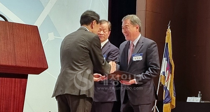 정재열 한국관세사회장 당선자와 김중활 윤리위원장 당선자가 당선증과 꽃다발을 받고 있다.