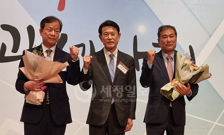 신임 정재열 관세사회장(우)과 신임 김중활 윤리위원장(좌).