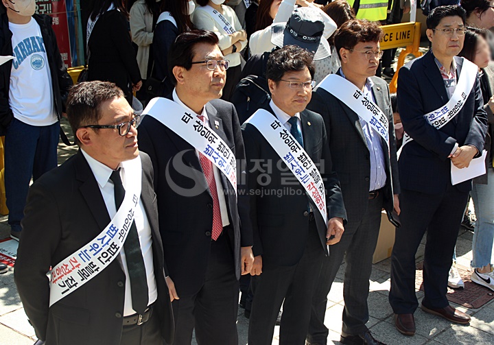 전문자격사협회는 대한변리사회, 한국세무사회, 한국공인노무사회, 한국공인중개사협회, 한국관세사회 등 5개 단체로 구성되었다.