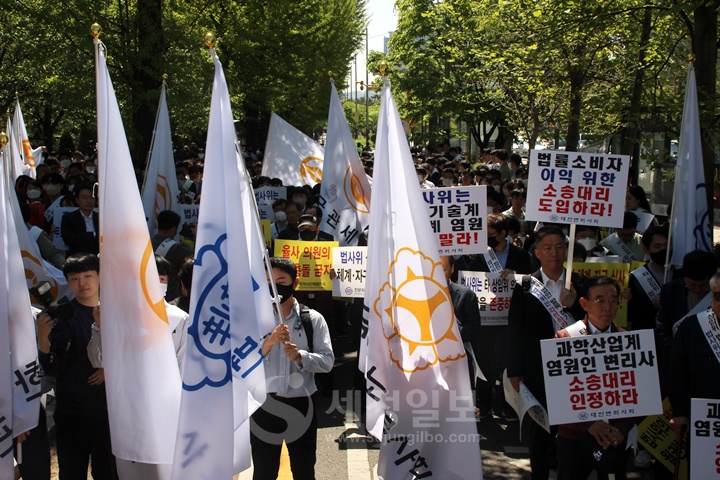 19일 전문자격사단체협의회는 ‘국회 법제사법위원회 규탄 대회’를 열어 변호사 직역 수호에 앞장서는 법제사법위원회의 공정하고 정당한 법안심사를 촉구했다.