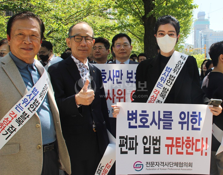 ‘국회 법제사법위원회 규탄 대회’ 참석한 곽장미 전 한국세무사고시회장(우), 고지석 전 세무사고시회장(맨 좌측).