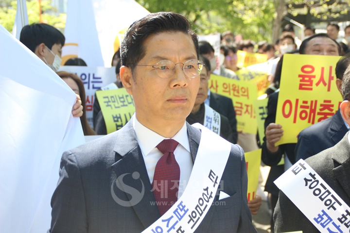  ‘국회 법제사법위원회 규탄 대회’에 참석한 구재이 전 한국세무사고시회장.