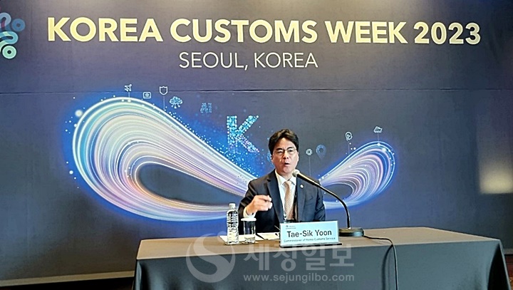 윤태식 관세청장이 서울선언문 채택 배경에 대해 설명하고 있다.