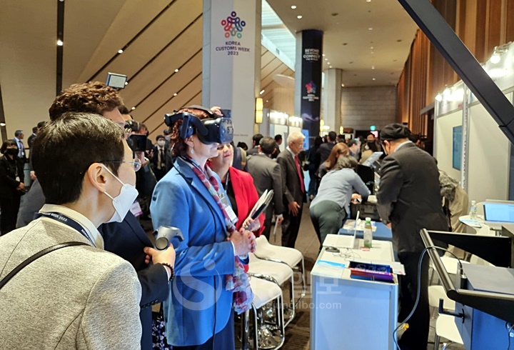 해외 관세당국 임원이 관세행정 기술 관련 장비를 체험하고 있다.