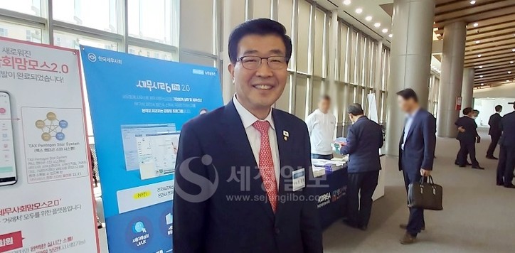 원경희 한국세무사회장이 광주지방세무사회 회원들과 인사를 나누기 위해 준비하고 있다.