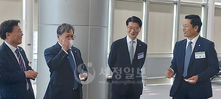 (좌로부터) 구광회 대구지방세무사회장, 정성균 전 광주지방세무사회장, 임채수 한국세무사회 부회장, 구재이 전 한국세무사고시회장.