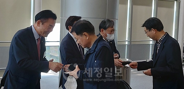 김완일 서울지방세무사회장(좌)이 광주지방세무사회 회원에게 명함을 건네고 있다.