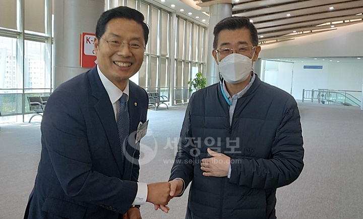 구재이 전 한국세무사고시회장이 광주지방세무사회 회원과 악수하고 있다.