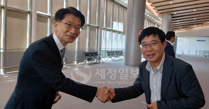 임채수 한국세무사회 부회장이 광주지방세무사회 회원과 악수하고 있다.