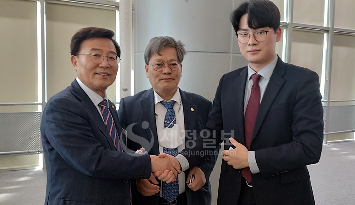 구광회 대구지방세무사회장(좌)과 정성균 전 광주지방세무사회장(중앙)이 광주지방세무사회 회원과 인사를 나누고 있다.