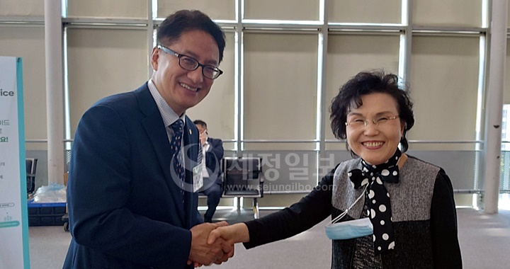 유영조 중부지방세무사회장이 광주지방세무사회 회원과 악수하고 있다.