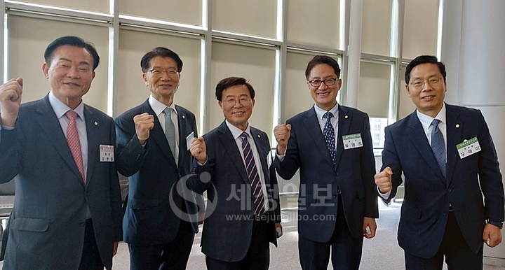 (좌로부터) 김완일 서울지방세무사회장, 임채수 한국세무사회 부회장, 구광회 대구지방세무사회장, 유영조 중부지방세무사회장, 구재이 전 한국세무사고시회장이 광주지방세무사회 회원들을 만나기 위해 광주를 찾았다.