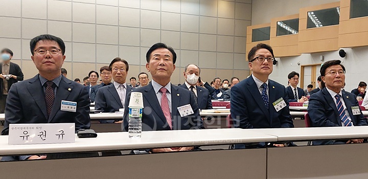 (좌로부터) 유권규 광주지방세무사회장, 김완일 서울지방세무사회장, 유영조 중부지방세무사회장, 구광회 대구지방세무사회장.