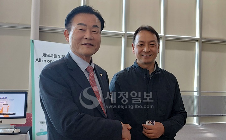 광주지방세무사회 회원과 인사를 나누고 있는 김완일 서울지방세무사회장(좌)