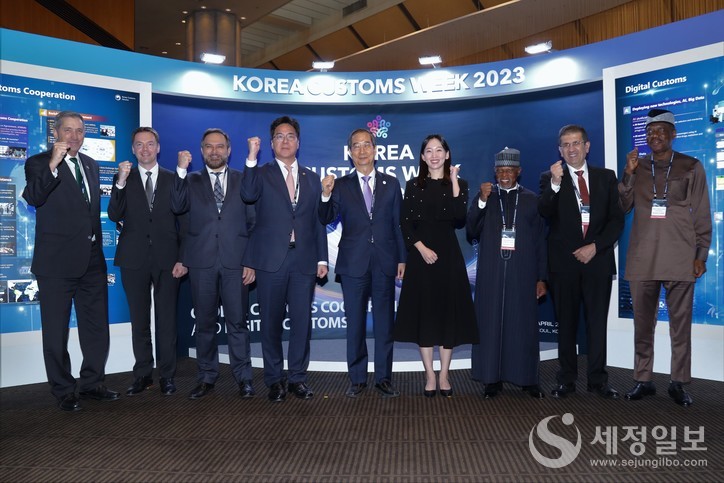 관세기술전신회 관람후 기념촬영을 하는 한덕수 국무총리(왼쪽 다섯번째), 윤태식 관세청장(왼쪽 네번째),진기주 관세청 홍보대사(왼쪽여섯번째). [관세청 제공]