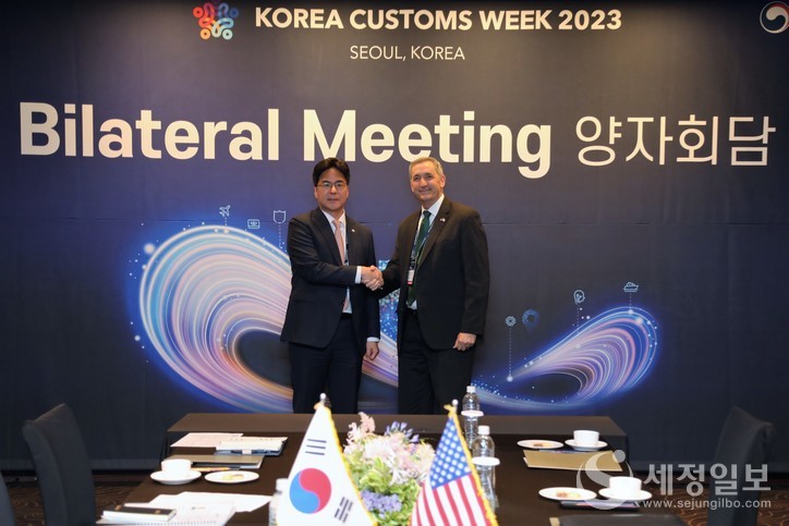 한-미 관세청 양자 회담시 기념촬영을 한 윤태식 관세청장(왼쪽). [관세청 제공]