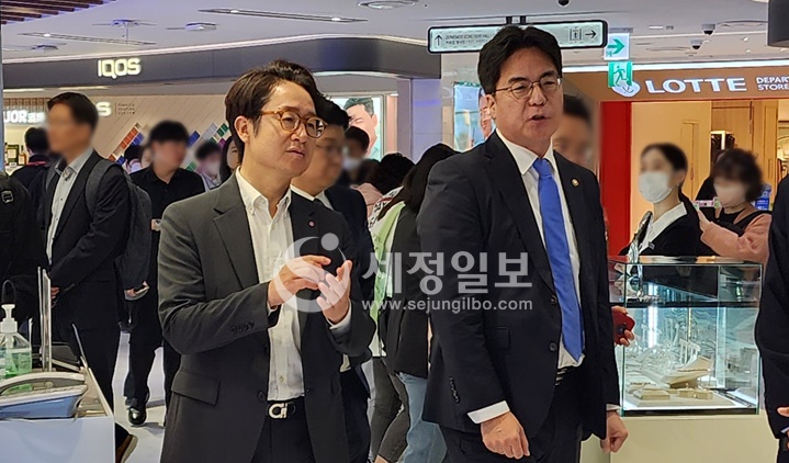 윤태식 관세청장은 4일 서울 명동의 롯데면세점을 찾아 5월 열리고 있는 ‘코리아 듀티프리 페스타’(Korea Duty-Free FESTA)의 현장 상황을 살피고 면세점 업계의 현황을 점검했다.