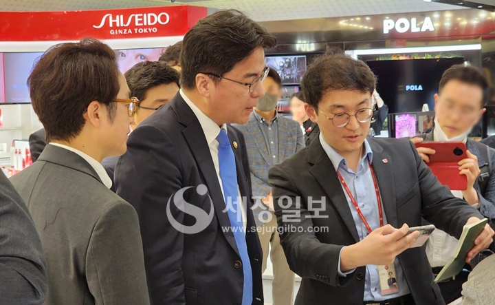 면세산업 활성화 대책 과제중 하나인 스마트 신원인증(모바일 여권)을 시연해 보는 윤태식 관세청장(중앙).