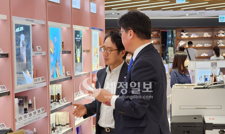 윤태식 관세청장이 김주남 롯데면세점 대표이사로부터 면세점 업계의 어려움과  ‘코리아 듀티프리 페스타’ 상황에 대한 설명을 듣고 있다.