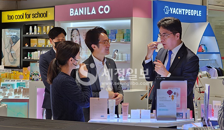 가희 제품을 직접 발라보는 윤태식 관세청장(우).