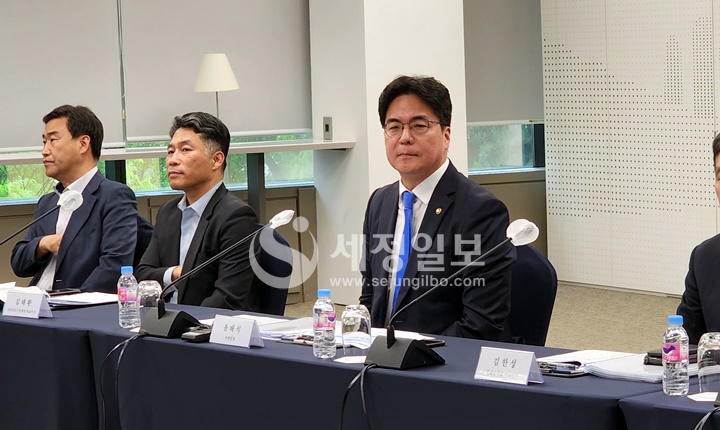 4일 윤태식 관세청장은 면세점업계 최고경영자들과 간담회를 갖고 한국 면세산업 활성화 및 글로벌 경쟁력 강화방안을 논의했다.