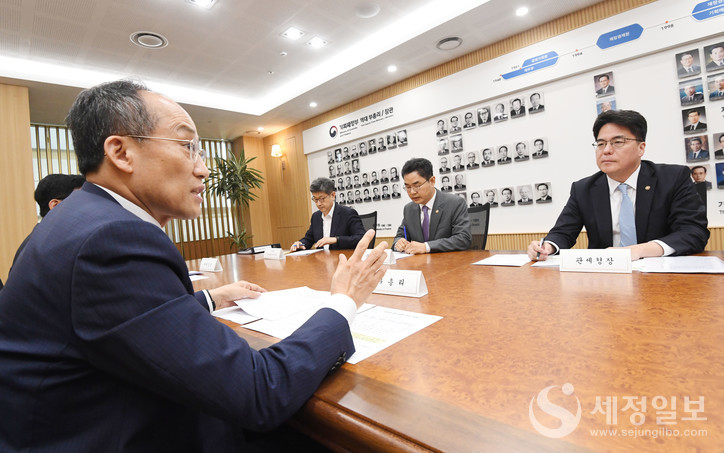 추경호 부총리 겸 기획재정부장관이 지난 17일 정부세종청사에서 체납세액 관리 관계기관 회의를 열어 국세청, 관세청의 체납세액 관리 계획을 보고받고, 두 기관에 체납세액 징수 등 정리실적 제고 노력을 당부하고 있다.[기획재정부 제공]