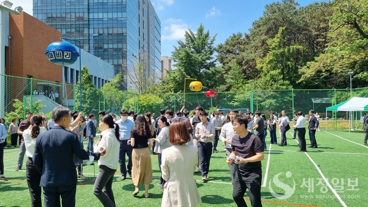 적극행정 및 청렴 박터트리기 퍼포먼스. [중부지방국세청 제공]