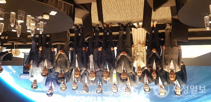 23일 여의도 글래드 호텔에서 열린 _ESG 글로벌스탠다드 컨퍼런스에 참석한 VIP인사들이 기념 촬영을 하고 있다.