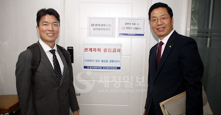 이날 새로 회장 후보 등록을 한 구재이 전 한국세무사고시회장(우). 연대 부회장 후보는 김선명 전 한국세무사고시회 부회장(좌)과 최시헌 전 대구지방국세청장이 함께 한다.  