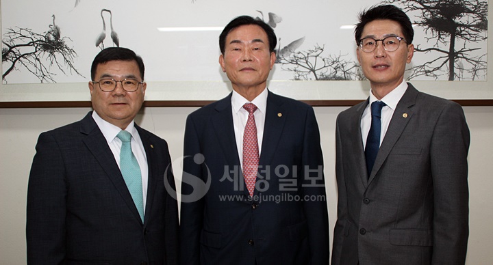 회장후보 등록을 한 김완일 전 서울지방세무사회장(중앙), 연대 부회장 후보인 장경상 전 동수원세무서장(좌), 이주성 전 서울세무사회 부회장(우).