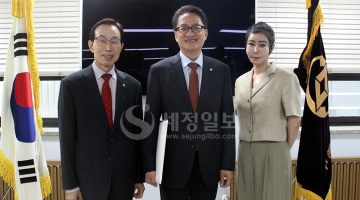 회장 후보등록을 한 유영조 중부지방세무사회장(중앙)과 연대부회장 후보 한헌춘 전 한국세무사회 윤리위원장(좌), 곽장미 전 한국세무사고시회장(우).