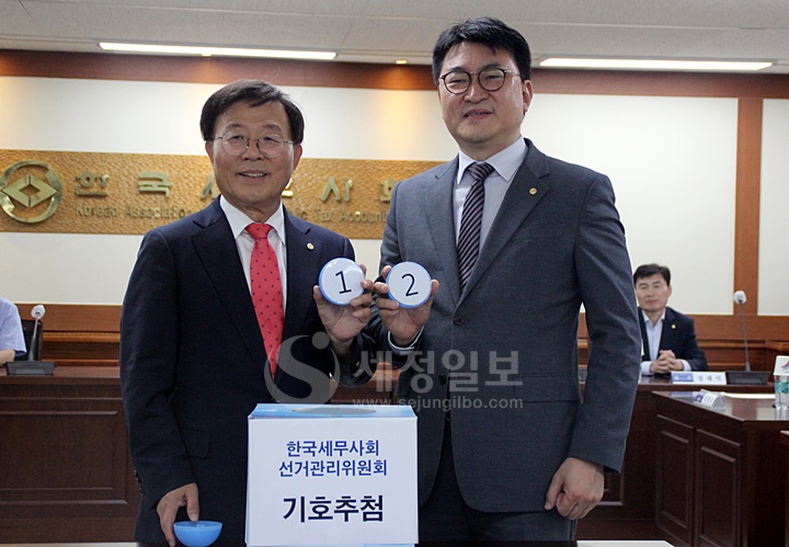 기호 1번 구광회 감사 후보, 기호 2번 오의식 감사 후보.