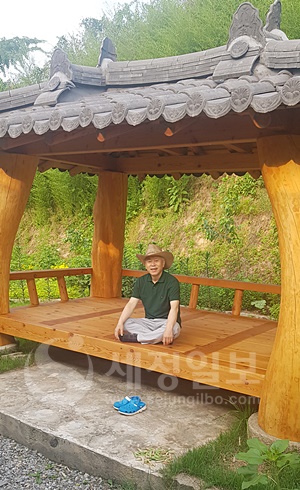 뒤뜰 정자에서 휴식을 취하고 있는 김승한 세무사.