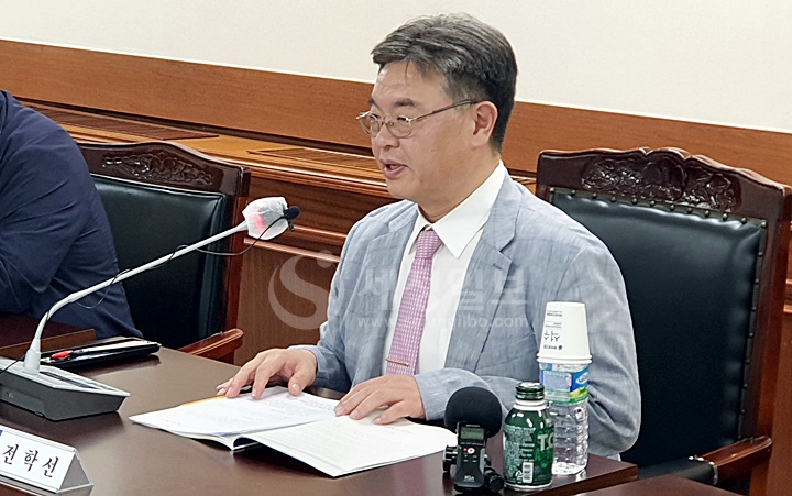 포럼의 토론에서 좌장을 맡은 전학선 한국외대법전원장.