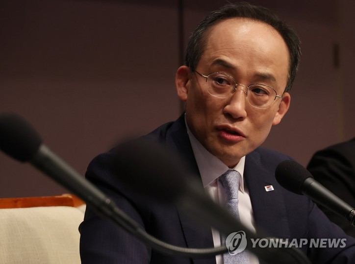 추경호 부총리 겸 기획재정부 장관이 8일 서울 중구 한국프레스센터에서 열린 관훈클럽 초청 토론회에 참석해 패널의 질문에 답하고 있다.