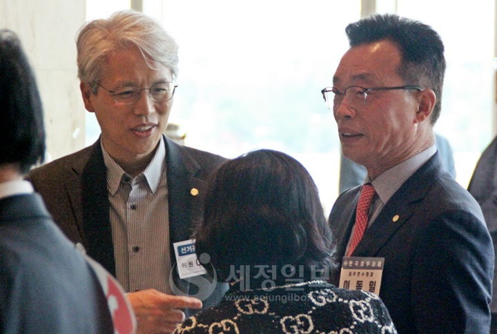 이동일 세무연수원장(우)과 이동기 전 한국세무사고시회장(좌)이 고향 대구회원들과 조우하고 반갑게 인사하고 있다.